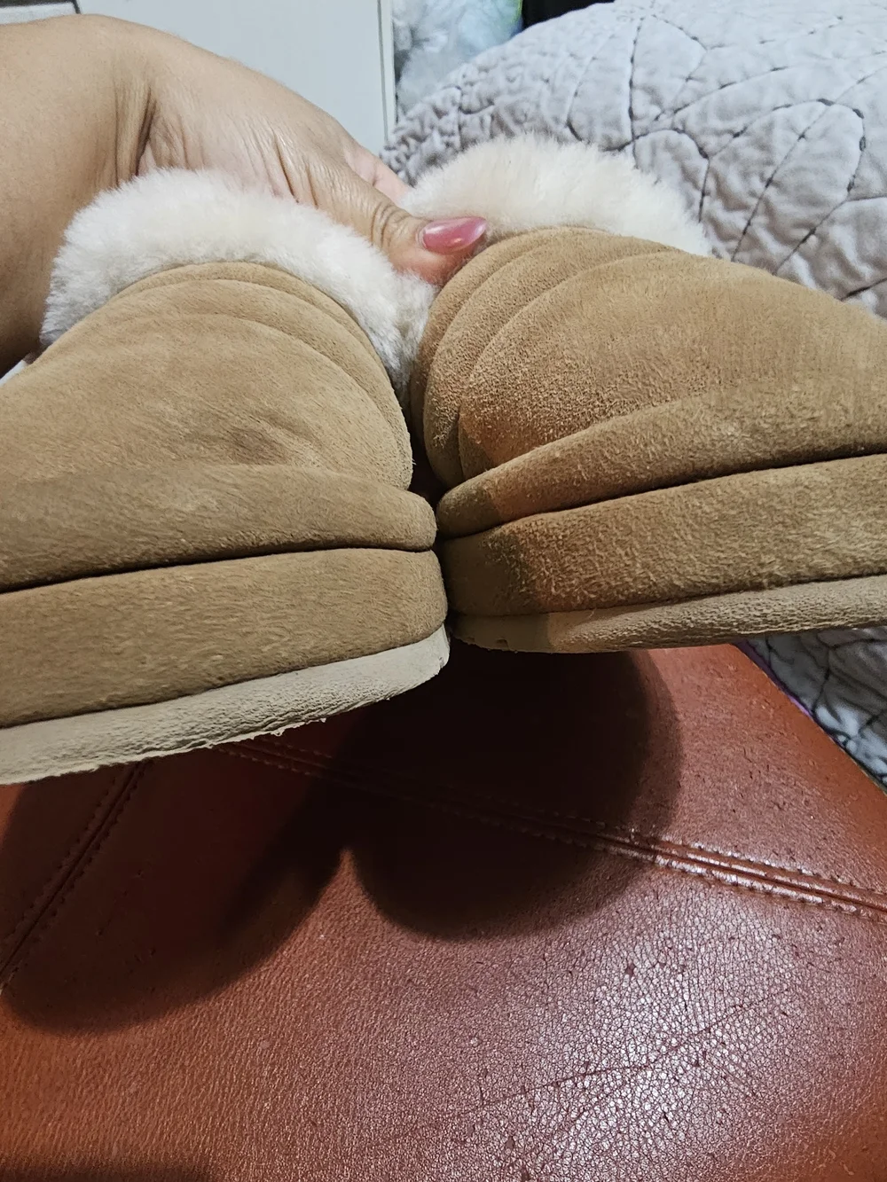 UGG Tazzlita platform slippers in chestnut suede feature a plush Size 4 Youth